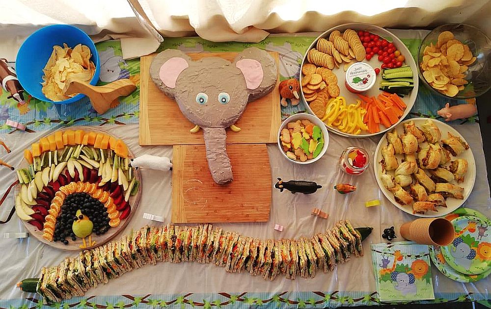 elephant b day table decor