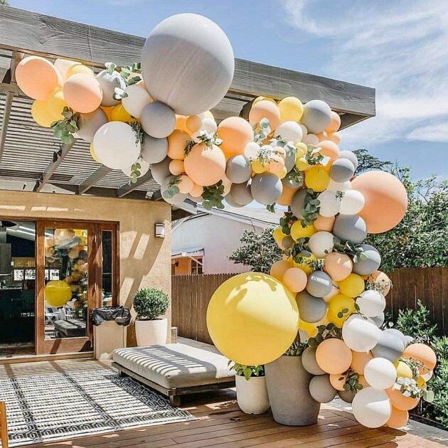 outdoor balloon party decoration