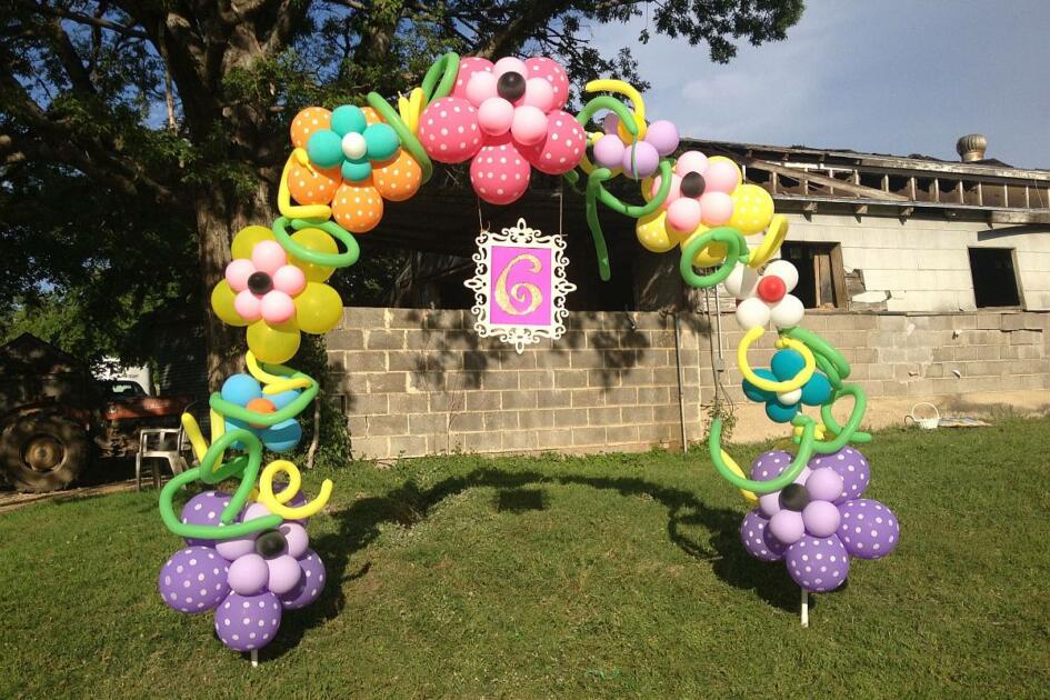 outdoor birthday decorations with balloons arch