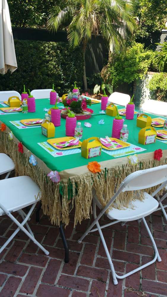 Hawaiian Birthday Party Ideas Table Setting With Favor Gift Boxes